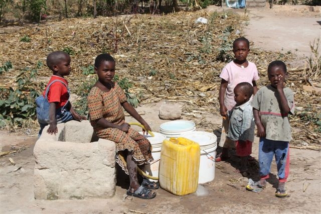 Tanzania-feching-water1